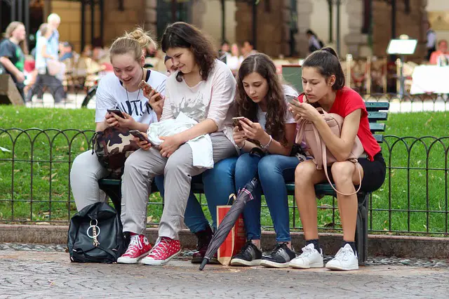 Faut-il acheter un smartphone pour le collège à son enfant