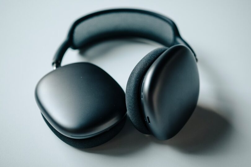 découvrez notre sélection de casques bluetooth, alliant confort et qualité sonore. profitez d'une liberté de mouvement inégalée et d'une expérience d'écoute immersive. idéaux pour le sport, les trajets ou la détente à la maison.